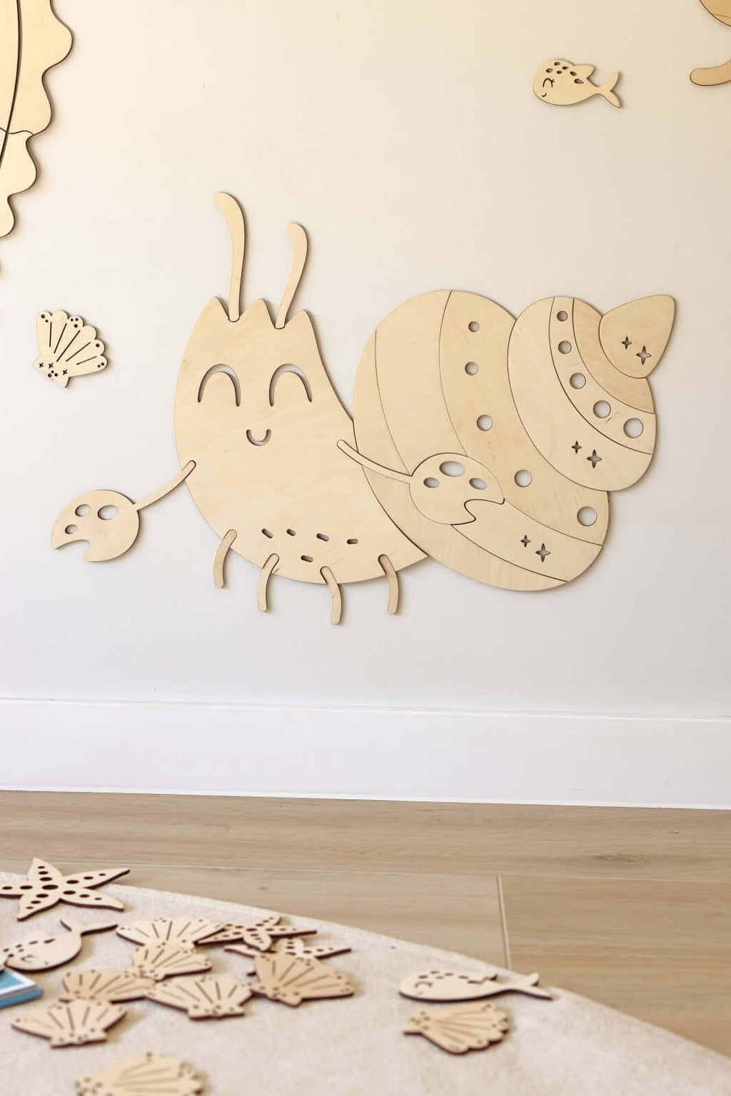 Puidust seinakaunistus - Krabi, naljakas karbisnähv seinal, valmistatud vineerist.Wooden Wall Decoration - Crab 