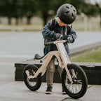 Child with helmet using leg&go Balance Bike 3in1, showcasing its design and functionality for young riders.